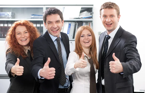 Equipe expressa positividade no escritório — Fotografia de Stock