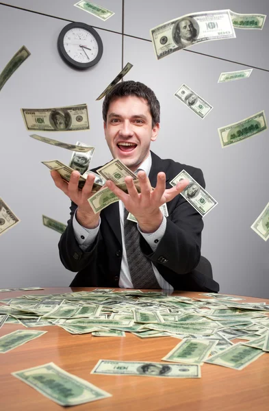 Бізнесмен в офісі ловить гроші в повітрі — стокове фото
