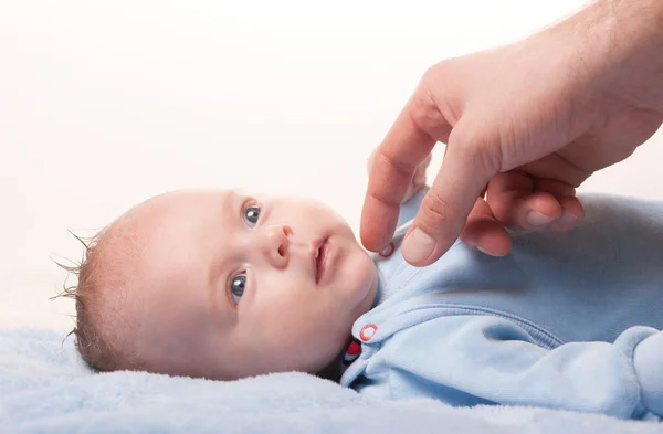 Nyfött barn med pappor hand — Stockfoto