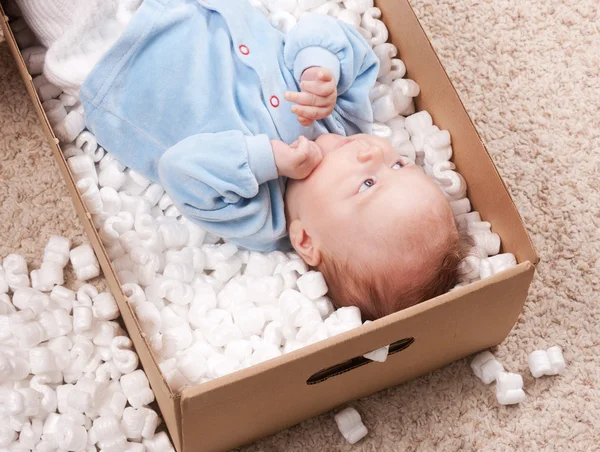 Bebê recém-nascido em caixa de correio aberta — Fotografia de Stock
