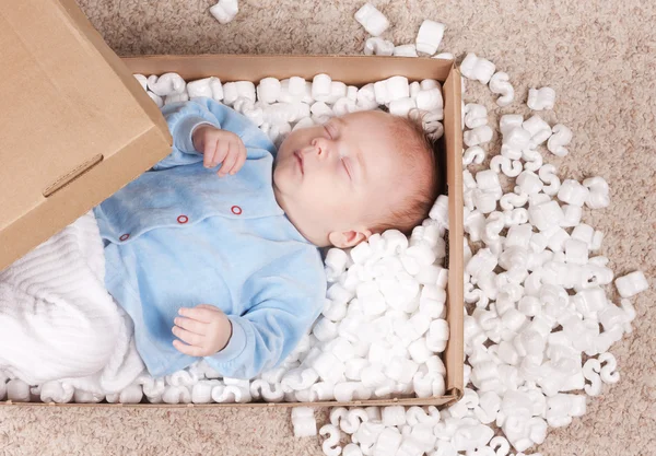 Nyfött barn i öppen postbox — Stockfoto
