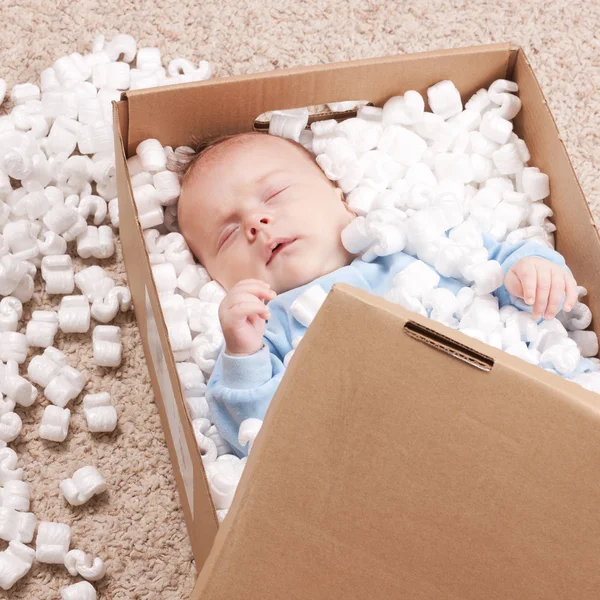 Новонароджена дитина у відкритій поштовій скриньці — стокове фото