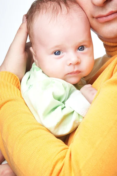 Baby i far händer — Stockfoto