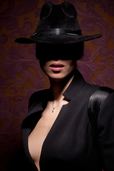 Vrouw met open lippen in zwarte hoed — Stockfoto