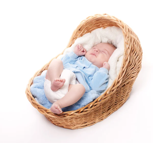 Nyfödda barn sover i korg — Stock fotografie