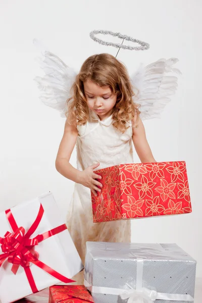 Chica con alas de ángel y conjunto de regalos — Foto de Stock