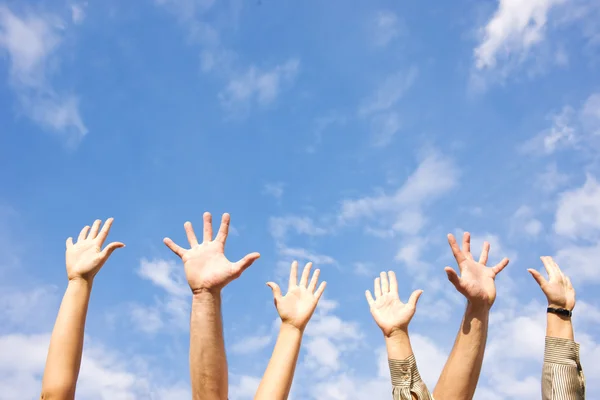 Ręce noszenia się w powietrzu przez niebo — Zdjęcie stockowe