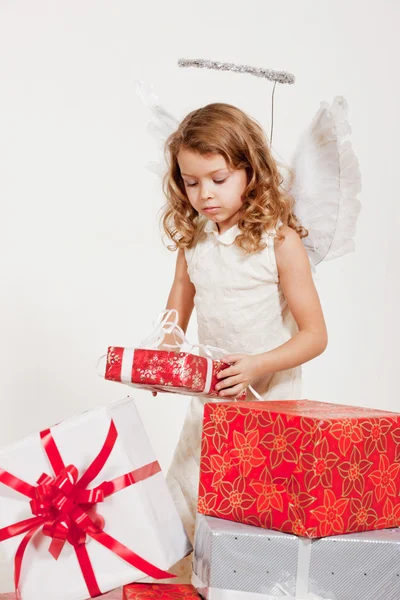 Chica con alas de ángel y conjunto de regalos — Foto de Stock