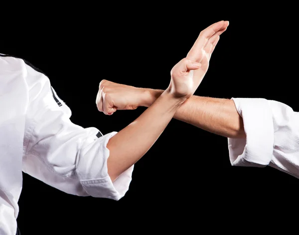 Δύο χέρια αγωνίζονται σε κιμονό σε μαύρο — Φωτογραφία Αρχείου