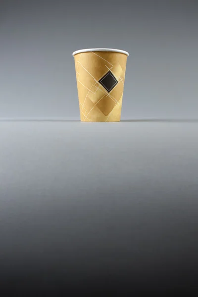 Geel papier cup op grijs — Stockfoto