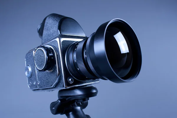Stary aparat fotograficzny ze statywem na szary w wysokiej rozdzielczości — Zdjęcie stockowe