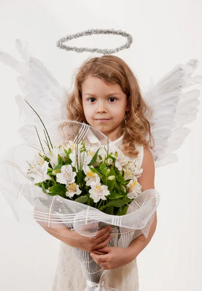 Menina com flores e asas de anjo — Fotografia de Stock