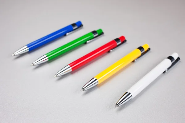 Conjunto de canetas na mesa — Fotografia de Stock