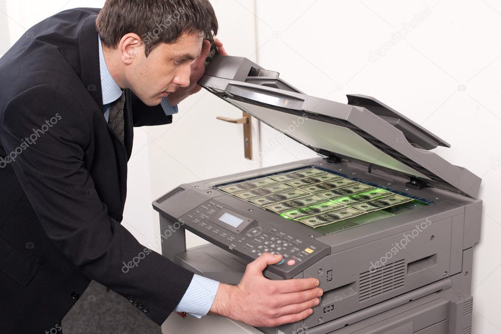 Empresário com raiva de copiar máquina de emperrar papéis fotos, imagens de  © Elnur_ #389876898