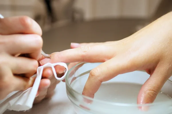 Processo de manicure com as mãos femininas no salão de beleza — Fotografia de Stock