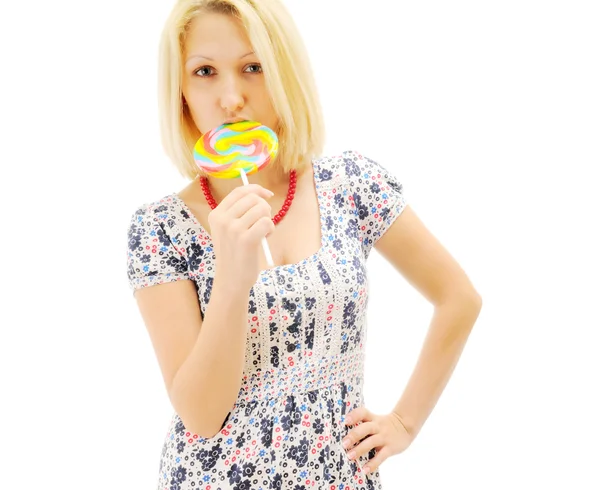 Atraktivní blondýnka jíst lízátko — Stock fotografie