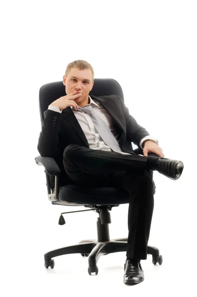 Sandalyede oturan genç adam — Stok fotoğraf