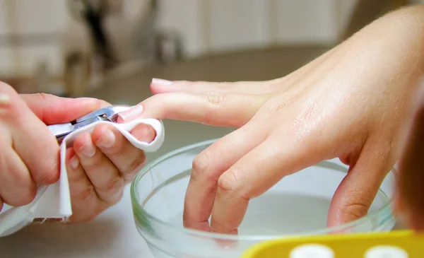 Processo de manicure com as mãos femininas no salão de beleza — Fotografia de Stock