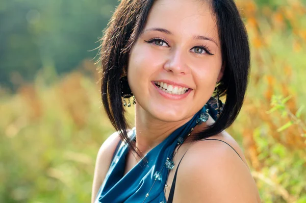 Jovem bela menina sorridente — Fotografia de Stock