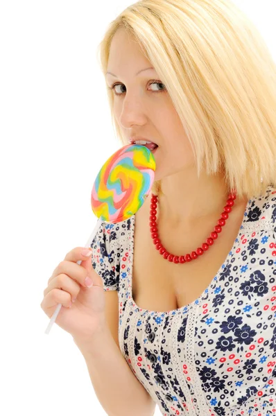 Atraktivní blondýnka jíst lízátko — Stock fotografie