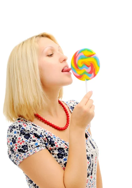 Attraktiva blondin slickar lollipop — Stockfoto