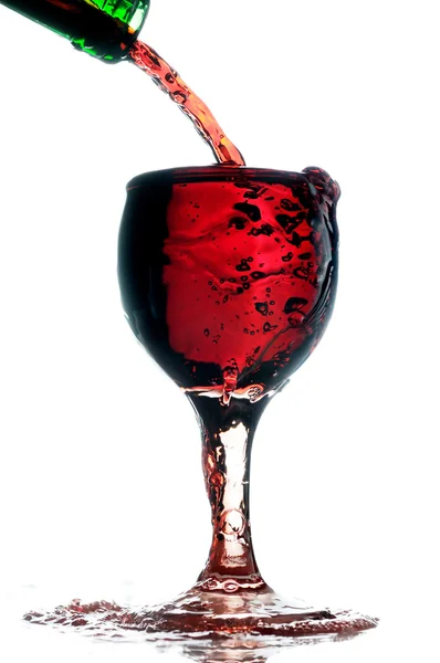 Nalil do sklenice červené víno. izolované na bílém — Stock fotografie