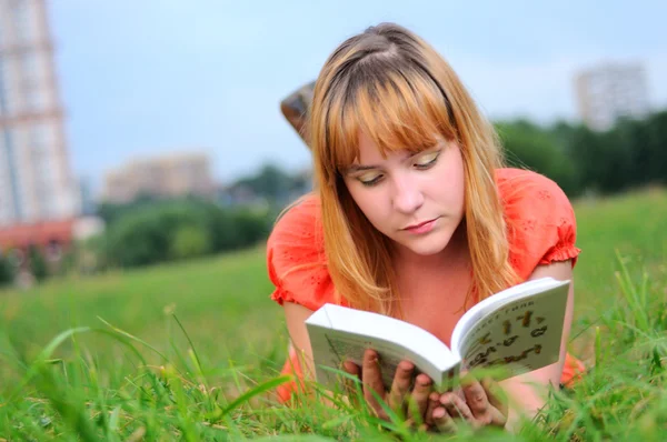 Jonge vrouw die een boek leest. — Stockfoto