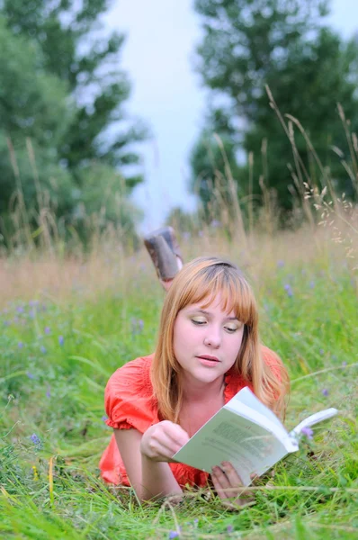年轻 womanreading 一书. — 图库照片