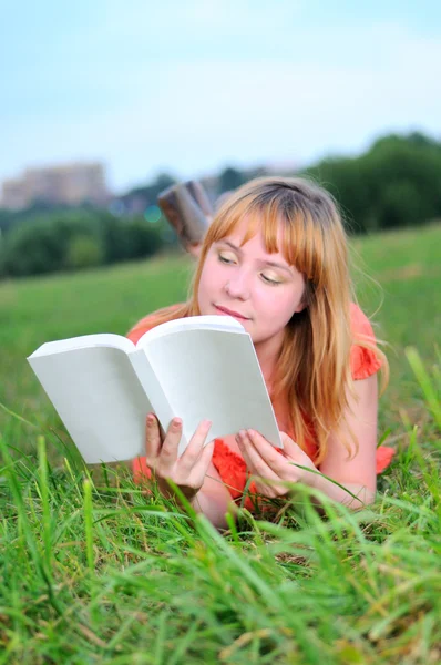 Młoda kobieta czytająca książkę. — Zdjęcie stockowe