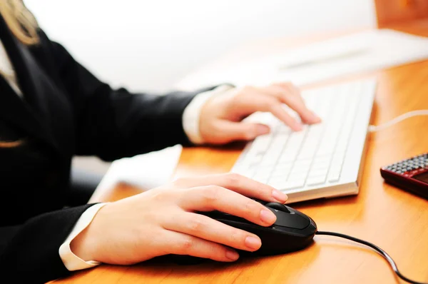 Female hands typing on a keyboard and holding mouse — Stock Photo, Image