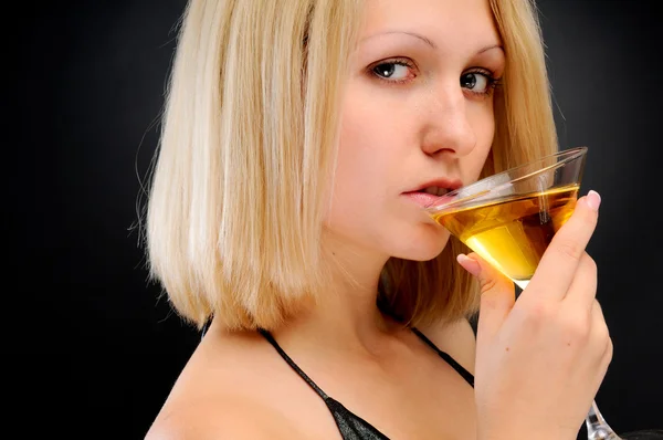 性感的金发美女喝酒 — 图库照片