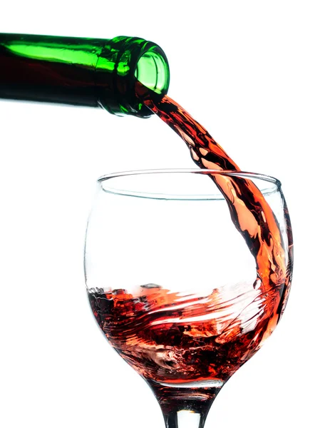 赤ワインのガラスを注ぐします 白で隔離 — ストック写真