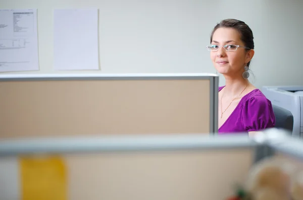 カジュアルな服装でオフィスでの笑みを浮かべて女性 — ストック写真