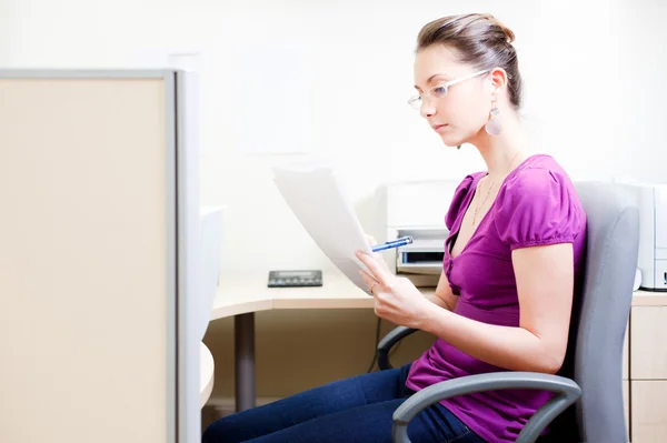 Woman at office in casual clothes — Stock Photo, Image