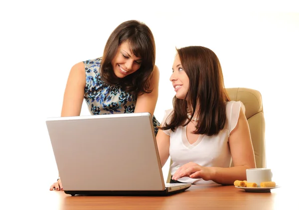 Twee Jonge Zakenvrouw Met Laptop Geïsoleerd Wit — Stockfoto