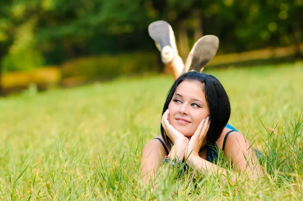 かわいい女の子緑の芝生の屋外でリラックス — ストック写真