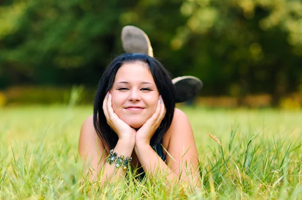 漂亮的女孩放宽室外在绿色草地上 制作搞笑的表情 — 图库照片