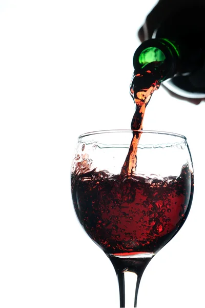 ガラスに注ぐ赤ワイン — ストック写真