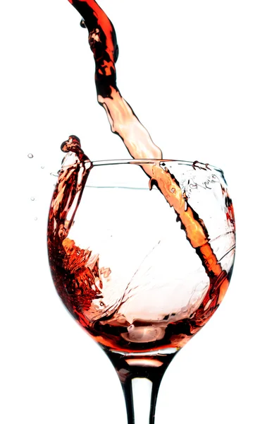 Vinho Tinto Derramando Vidro Isolado Sobre Branco — Fotografia de Stock