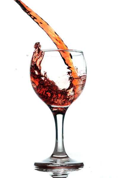 红酒倒入玻璃杯 — 图库照片