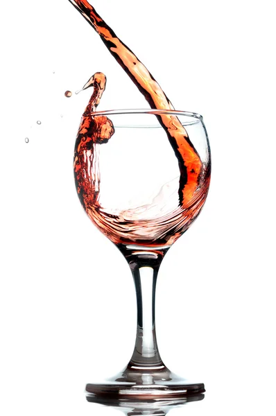 Rött vin häller i glas — Stockfoto
