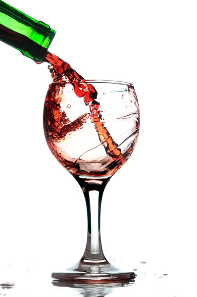Czerwone wino wlewające się do szklanki — Zdjęcie stockowe