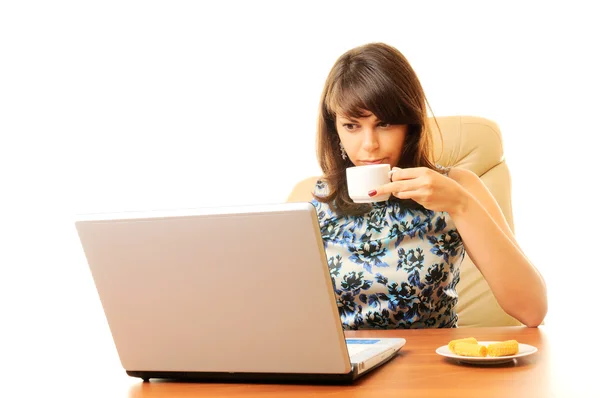 ノート パソコンと白で分離されたコーヒーと実業家 — ストック写真