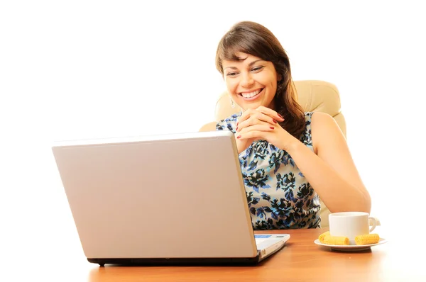 Affärskvinna Med Laptop Och Coffe Isolerade Över Vita — Stockfoto