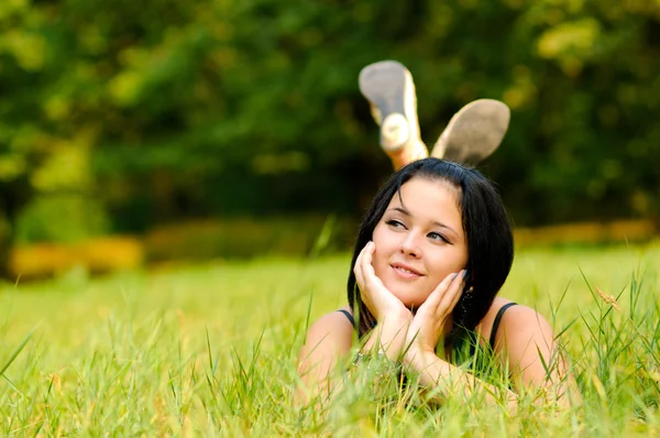 Hübsche Mädchen Entspannen Freien Auf Grünem Gras — Stockfoto