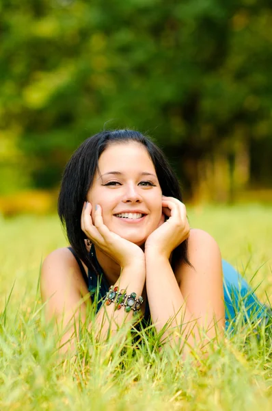 Pretty girl relaxing outdoor — Stock Photo, Image