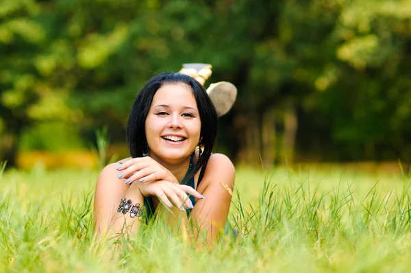 Güzel Kızın Rahatlatıcı Yeşil Çimenlerin Üzerinde Açık — Stok fotoğraf