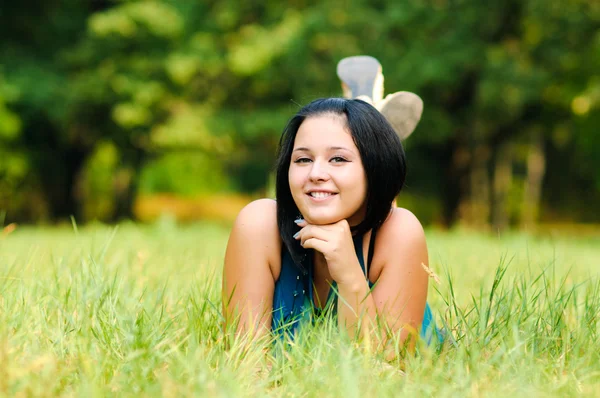 Güzel Kızın Rahatlatıcı Yeşil Çimenlerin Üzerinde Açık — Stok fotoğraf