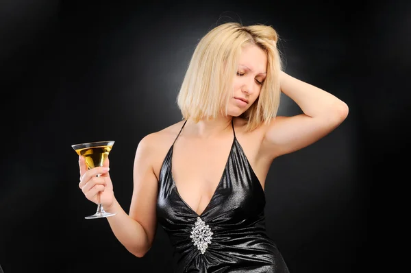 性感的金发女郎站用高脚酒杯 手在她的头发 — 图库照片