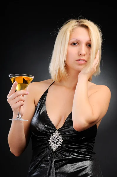 Sexy blonde staande met goblet — Stockfoto